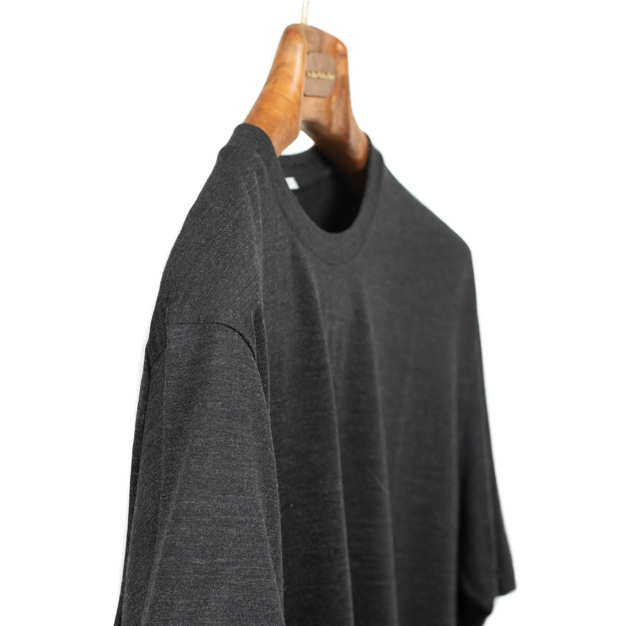 Short-sleeve t-shirt in black washable wool jersey