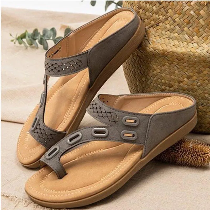 Women flat ring toe summer 
slide sandals